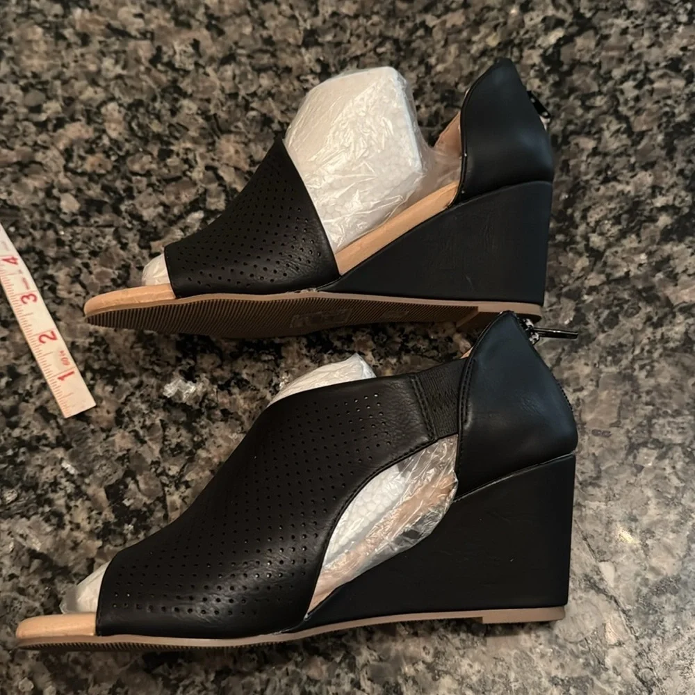 Journee Collection Aretha Black peep toe wedge NIB 6
